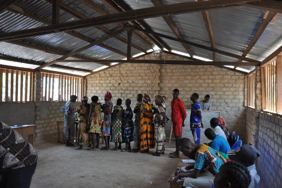 Szavazóhelyiség. Nagy intimitása nincs a voksolónak &bullet;  Fotó: Tamás Gergő Samu