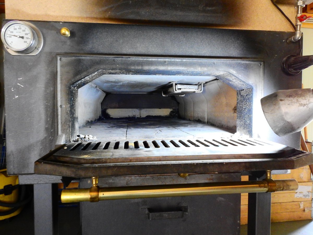 A fával kifűtött benti sütőkemence dologidőben kora hajnaltól üzemel •  Fotó: Makkay József