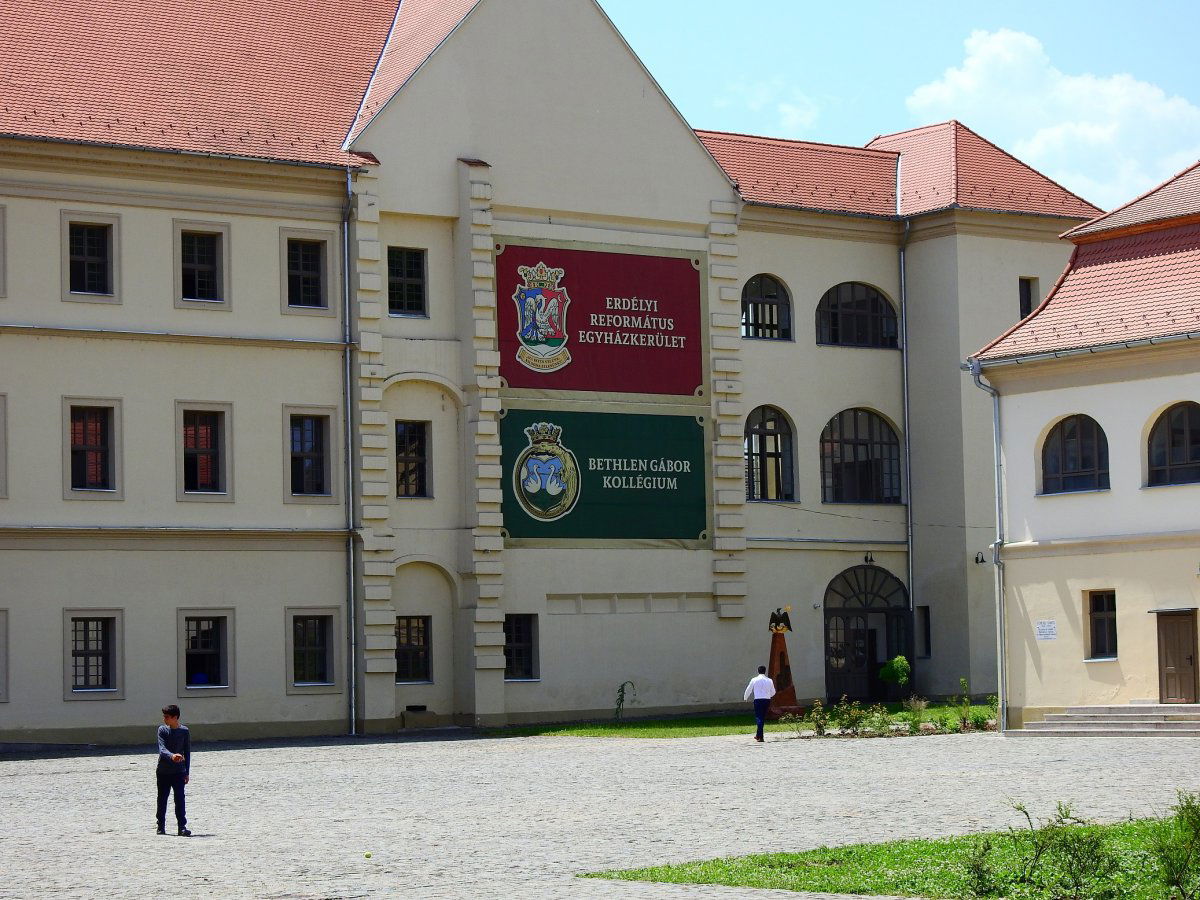 A nagyenyedi Bethlen Gábor Kollégium épülete •  Fotó: Makkay József