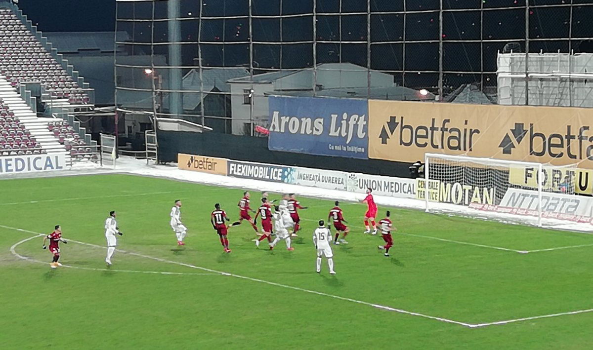 Havas leláltók, hideg idő, de forró hangulat a CFR kapuja előtt. A
kolozsváriak 3-1 arányban nyertek a Clinceni ellen • Fotó: Somogyi Botond