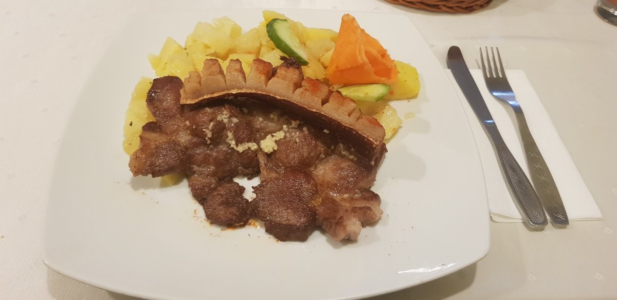 A cigánypecsenyéből éppen a pecsenye hibádzik •  Fotó: Kisréti Zsombor