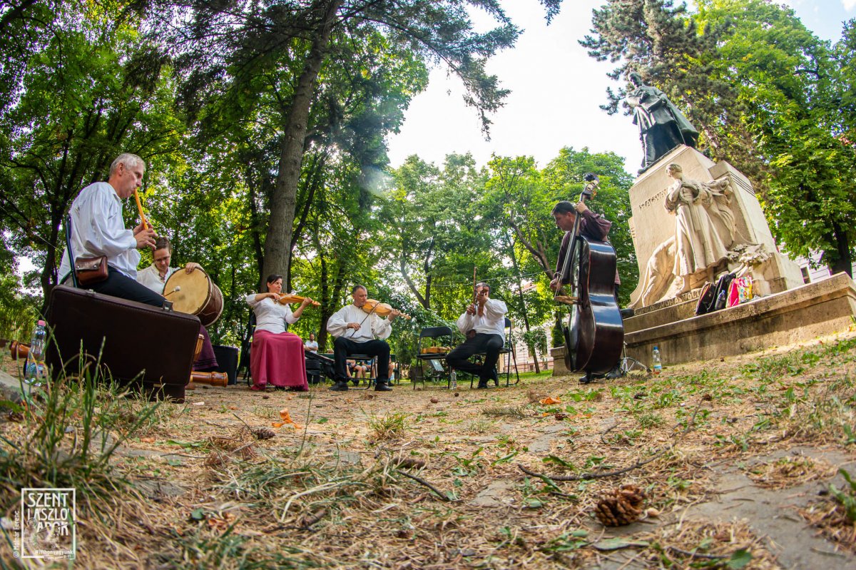 Régizene a Szacsvay-szobornál. A nagy meleg miatt gyér volt az érdeklődés •  Fotó: Szent László Napok
