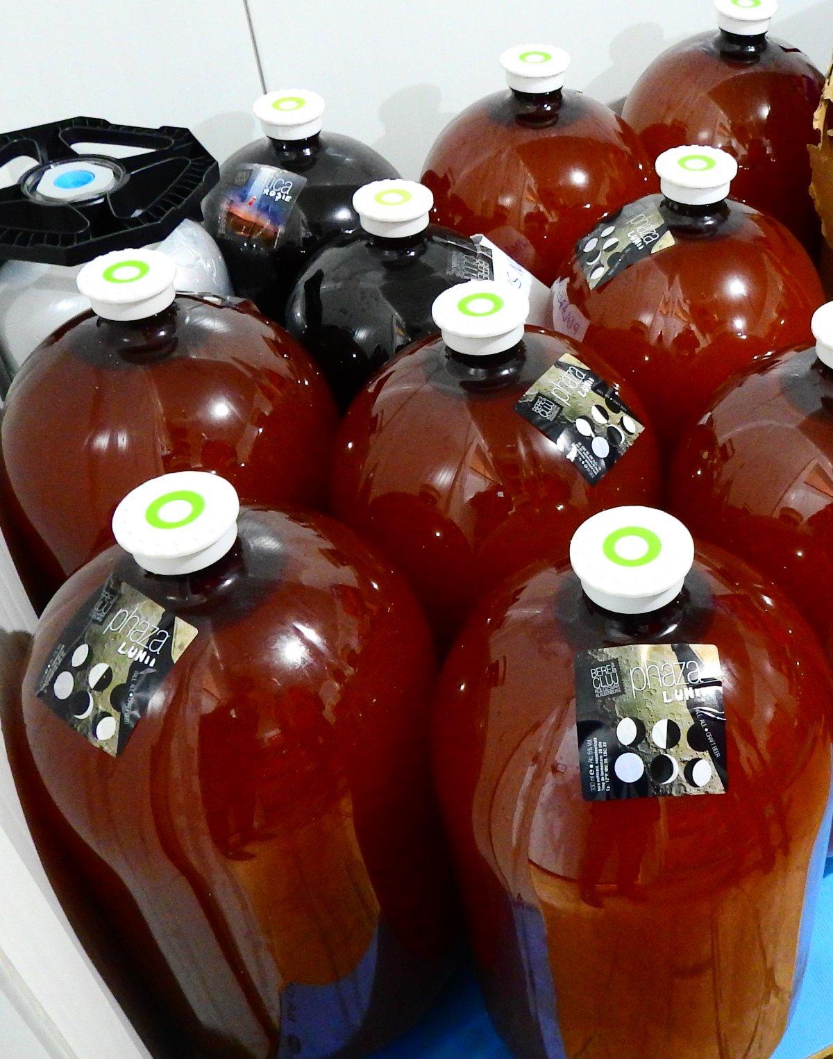 A teraszokon a kolozsvári sörfőzde csapolt söreit keresik &bullet;  Fotó: Makkay József