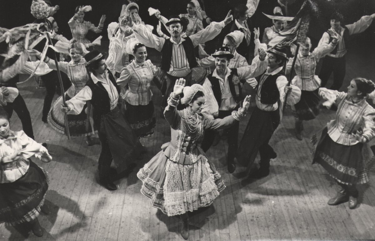 A világot látott Ecseri lakodalmas a Magyar Állami Népi Együttes előadásában •  Fotó: Hagyományok Háza/Archív