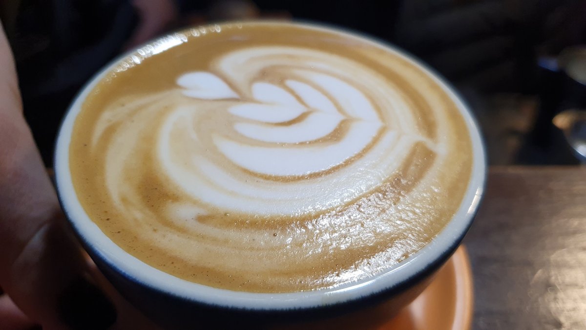 Egy csésze kávé a nagyszalontai lokálban •  Fotó: Borbély Zsolt Attila