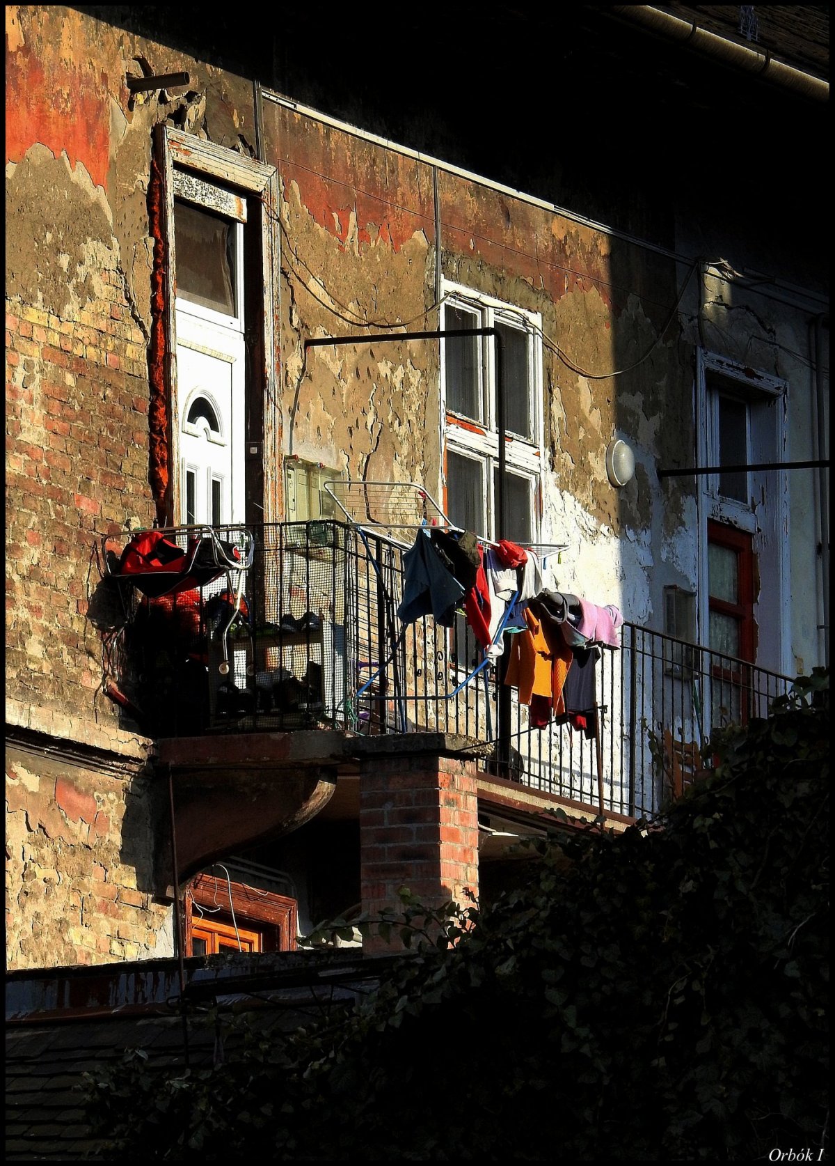 „Életjelek” – Pethes Mária gondolatával: „Horzsolás a ház vakolatán.Hangtalan mállik az idő. Üveges tekintettel bámulja az ablak, hogyanlengeti az élet jeleként mosott ruhák zászlóit a szél.” •  Fotó: Orbók Ildikó