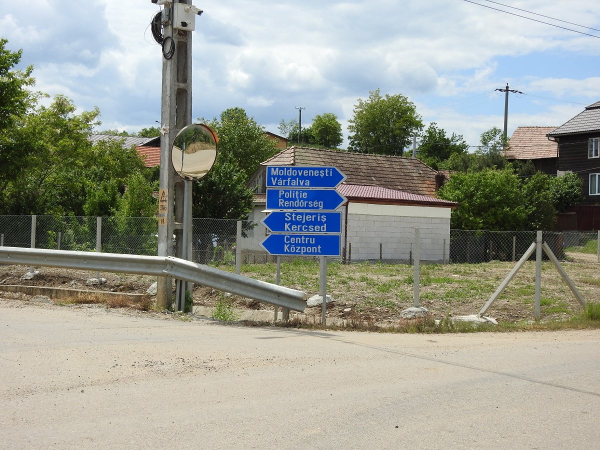 Irányjelző táblák. Várfalva község 60 százaléka magyar •  Fotó: Makkay József