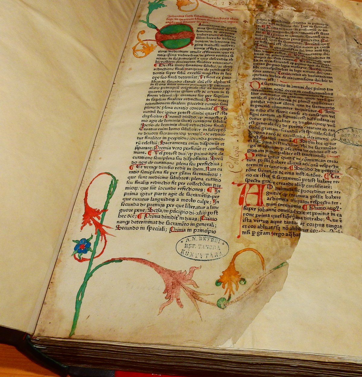 A könyvtár legrégebbi könyve 1474-ben jelent meg. Szerzői: Aquinói Szent Tamás és Skóciai Duns János •  Fotó: Makkay József