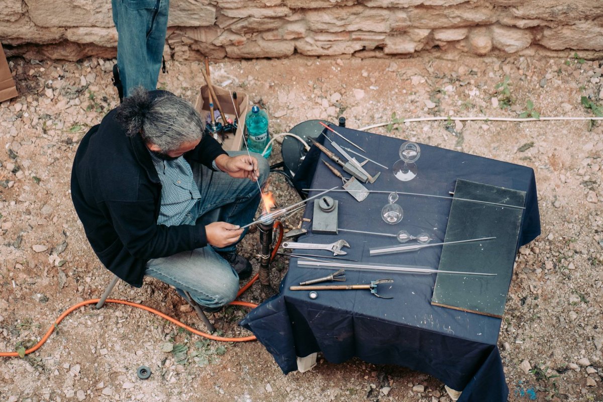 Vásári kellékek a rögtönzött bemutatóhoz. A mester mutatványai igen népszerűek •  Fotó: Facebook/ZAIN - Design Expressions