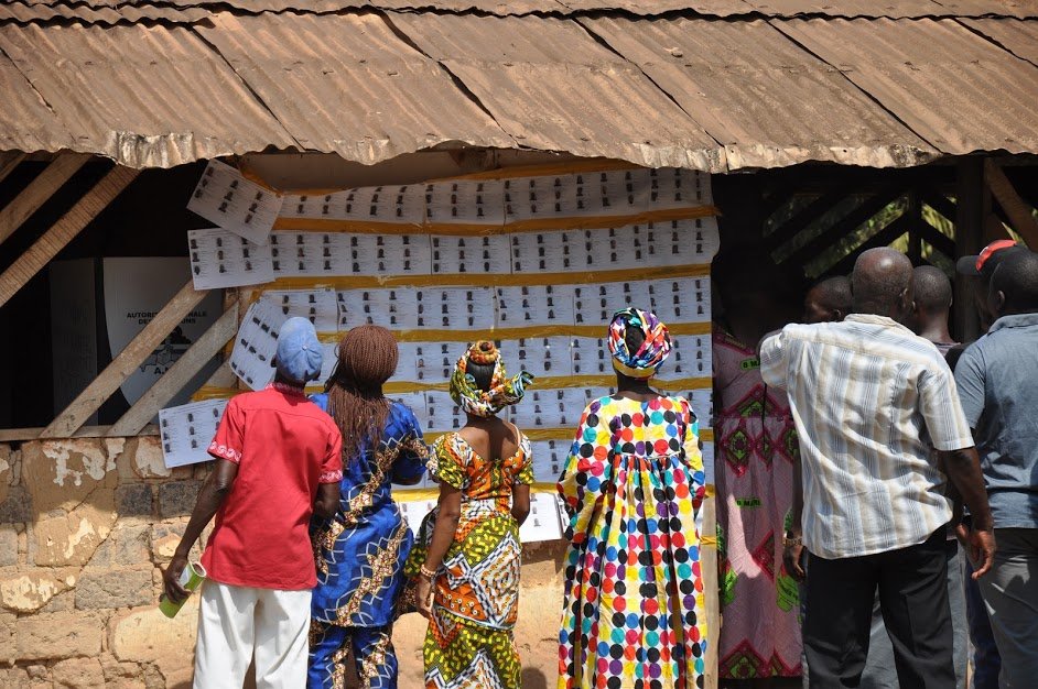 Tájékoztató választási plakát a szavazóhelyiség falán &bullet;  Fotó: Tamás Gergő Samu