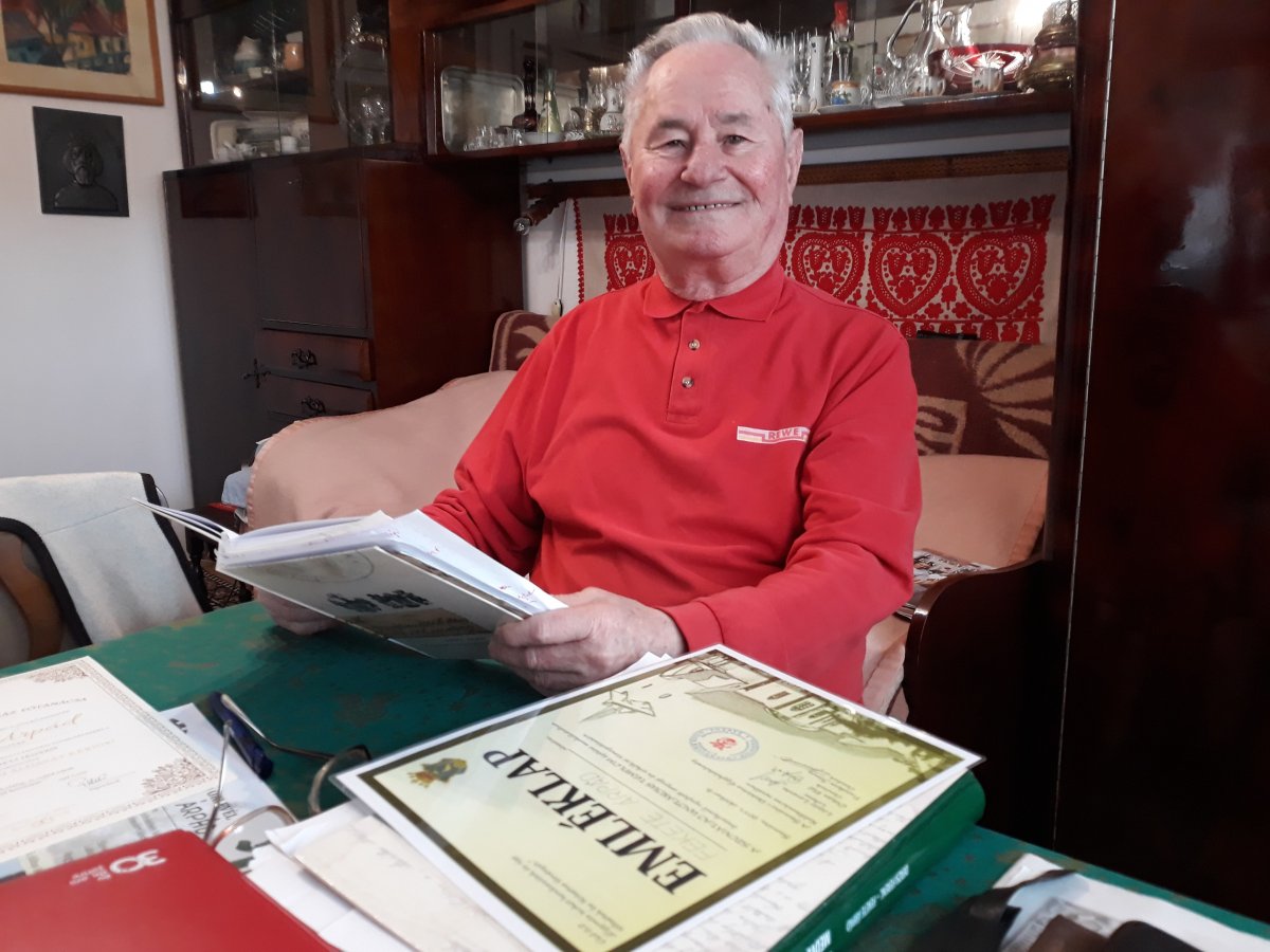 Fekete Árpád már rég szegre akasztotta a sípját és a csukáját is. A tollát viszont nem tudja letenni •  Fotó: Szucher Ervin