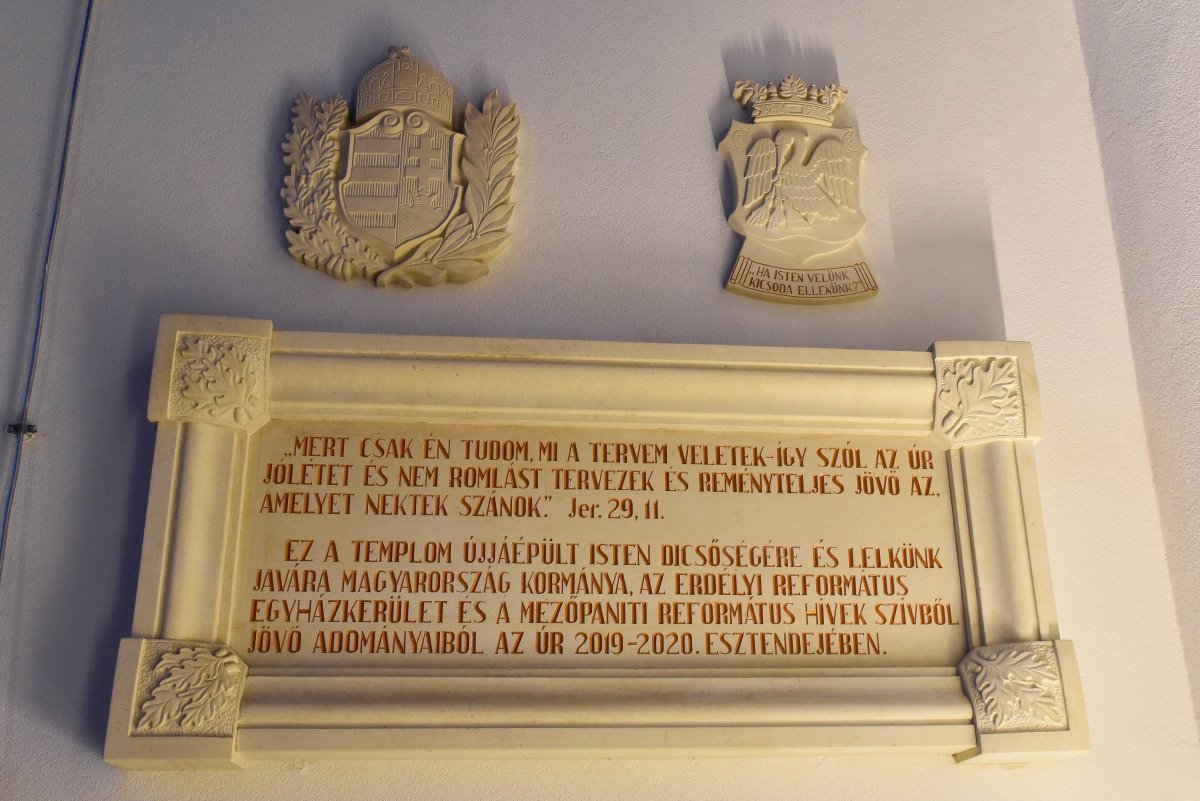 Kőtábla a templom falán •  Fotó: Makkay József