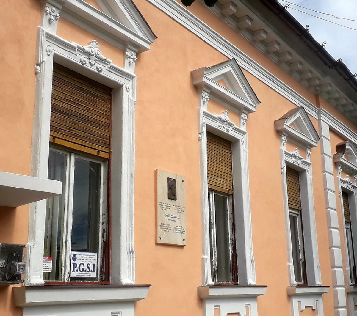 A zeneszerző Fényes Szabolcs (1912–1986) nagyváradi szülőháza, falán a Nagyváradi Szigligeti Színház állíttatta emléktábla •  Fotó: Sütő Éva