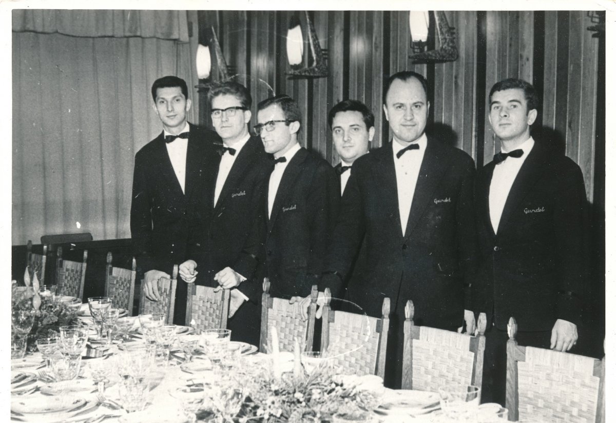 Fogadáson a hatvanas években. Sághy Péter balról a második • Fotó: Sághy Péter archívuma