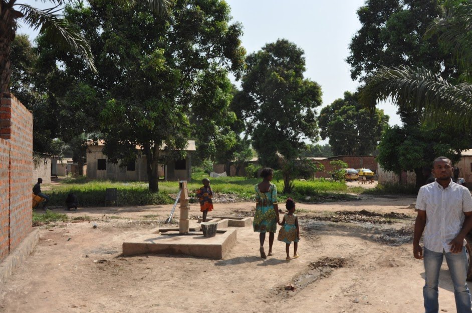 Közép-afrikai mélyszegénység. Az emberek közös kutakra járnak ivóvízért &bullet;  Fotó: Tamás Gergő Samu