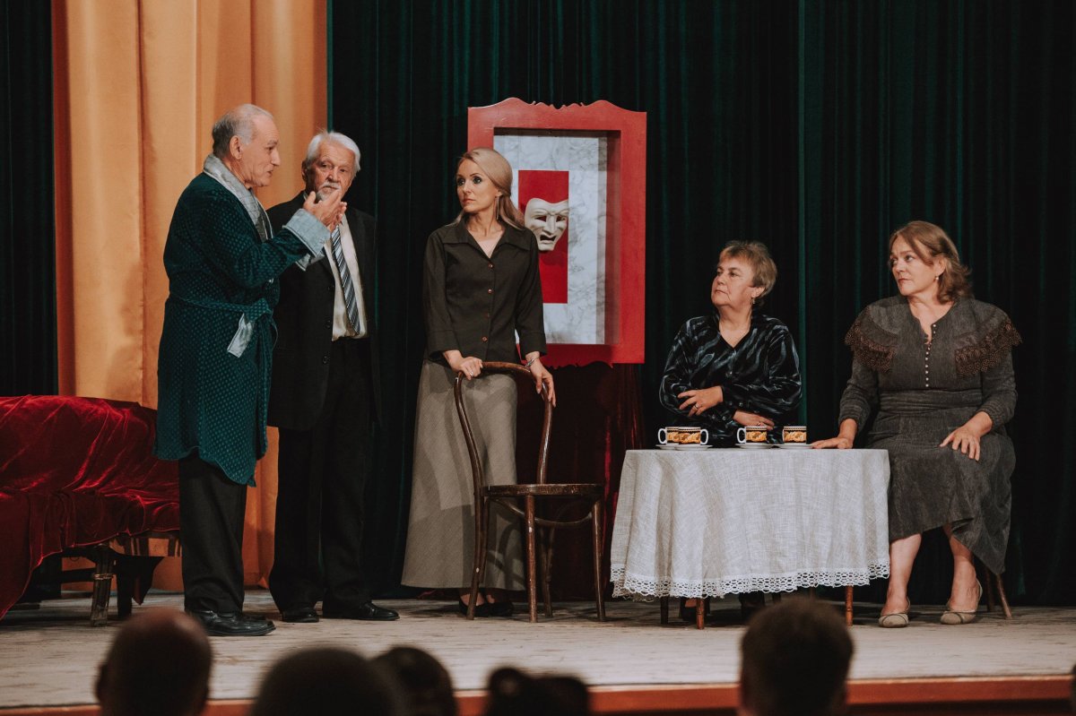 A Hunyady Sándor Három sárkány című darabjának egyik jelenete •  Fotó: Sütő Éva