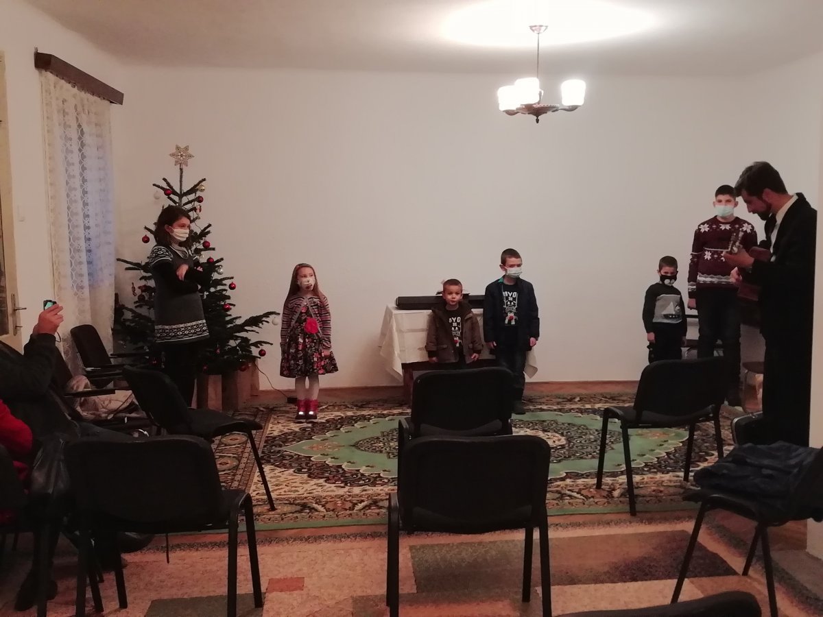 A kicsik az új helyzettől megszeppenve, de nagy lelkesedéssel mutatták be a zenés-verses karácsonyi műsort &bullet;  Fotó: Somogyi Botond