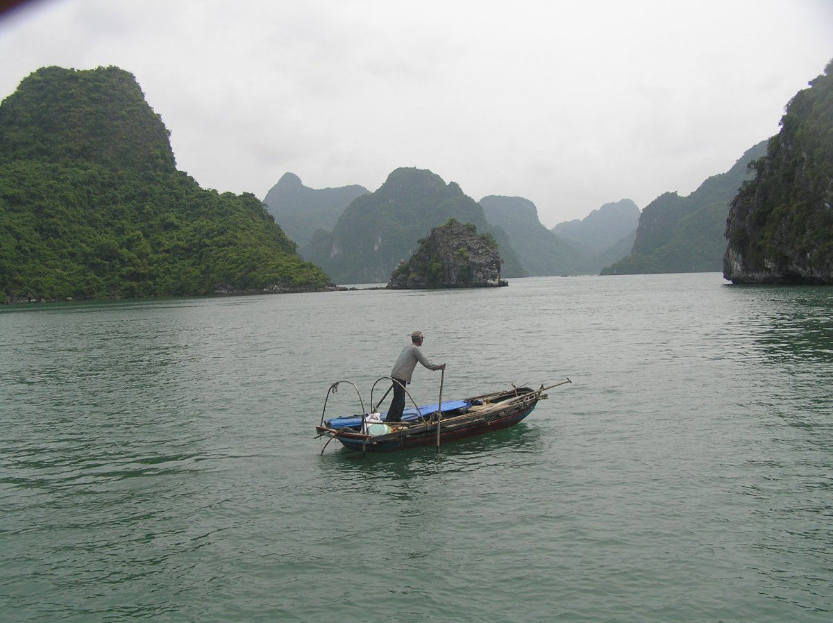 Szigetek és sziklák labirintusában. A halászat is családok tömegeinek nyújt megélhetést •  Fotó: Csermák Zoltán