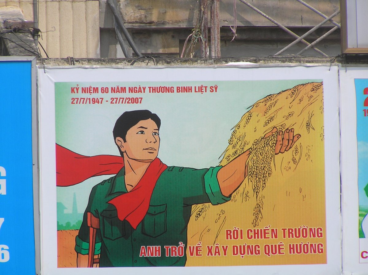 Utcai plakát Hanoi-ban •  Fotó: Csermák Zoltán