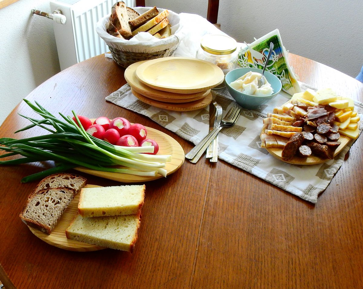 Házikenyér Koltón előállított hústermékekkel és sajttal •  Fotó: Makkay József