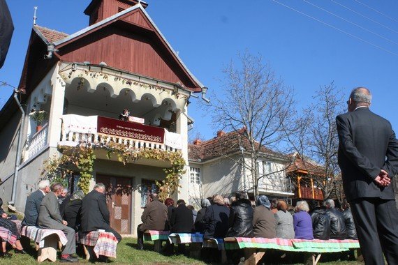 Ünnepi szabadtéri istentisztelet Avasújvárosban •  Fotó: Szatmar.ro
