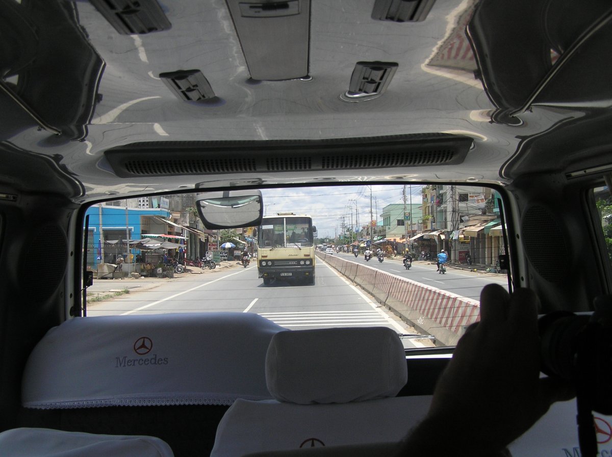 Magyar gyártmányú Ikarus busz a vietnámi utakon •  Fotó: Csermák Zoltán