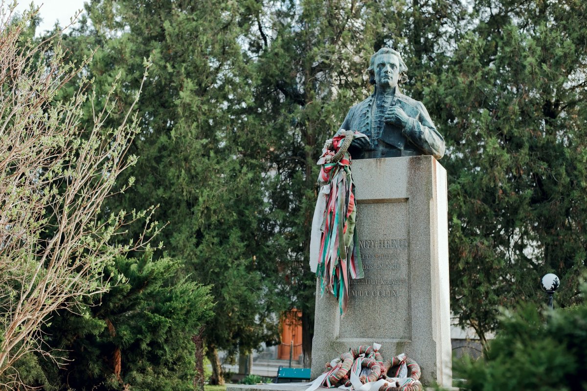 Kazinczy Ferenc sokat rejtegetett büsztje. A szobor jelenleg a település parkjában tekinthető meg •  Fotó: Sütő Éva