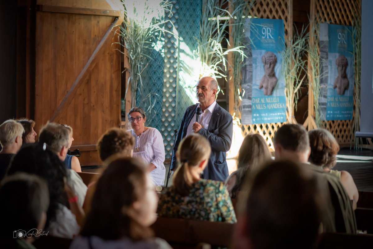 Kelemen László, a Hagyományok Háza főigazgatója  új hagyományőrző periódust vizionált a mikházi szabadegyetem megnyitó előadásában •  Fotó: Hagyományok Háza