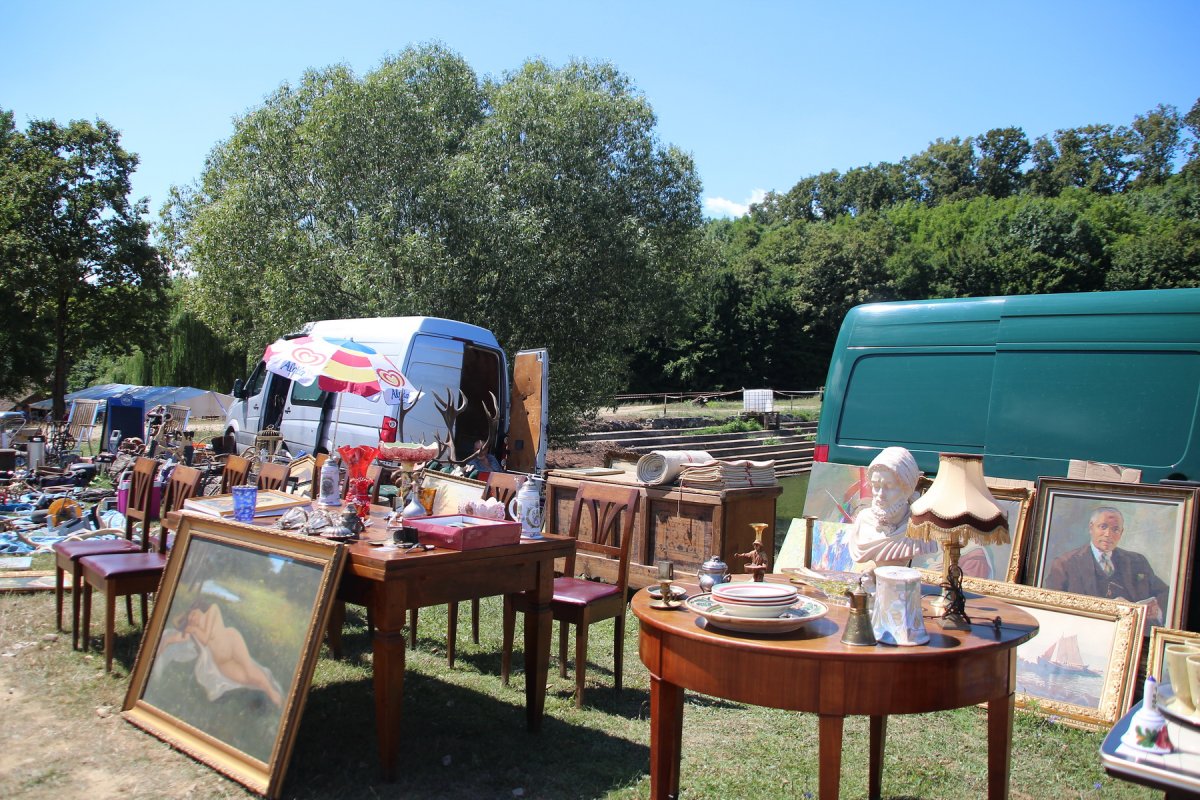 Tóparti kirakat, ahol minden eladó •  Fotó: Sütő Éva