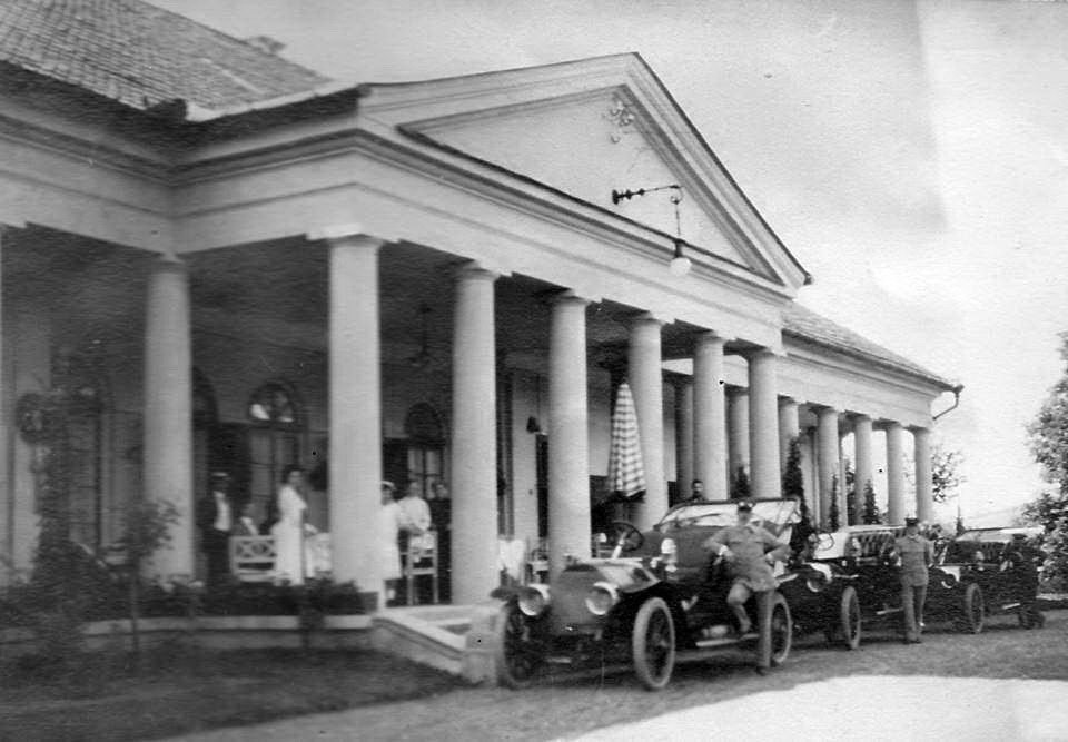 A szentbenedeki Kornis-kastély főbejárata a két világháború között • Fotó: Archív