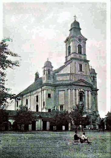 Korabeli szamosújvári képeslap az örmény katedrálissal &bullet;  Fotó: Archív