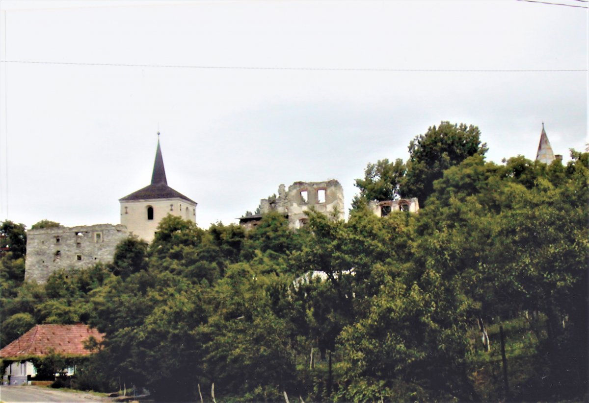 A Kornis-birtok madártávlatból. A család civil szervezetekkel közösen próbálja menteni a menthetőt •  Fotó: Demján László