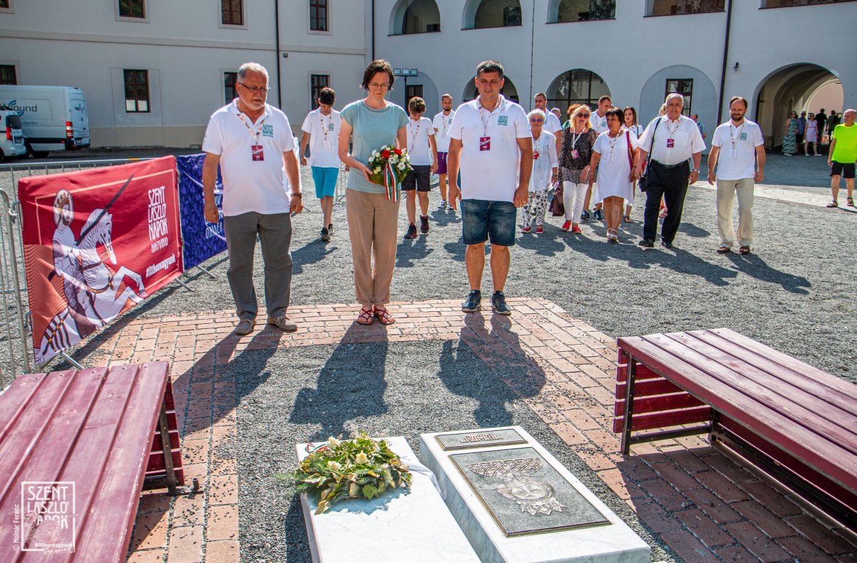 A fesztivál szervezői Szent László emlékére helyezték el a megemlékezés koszorúit • Fotó: Szent László Napok