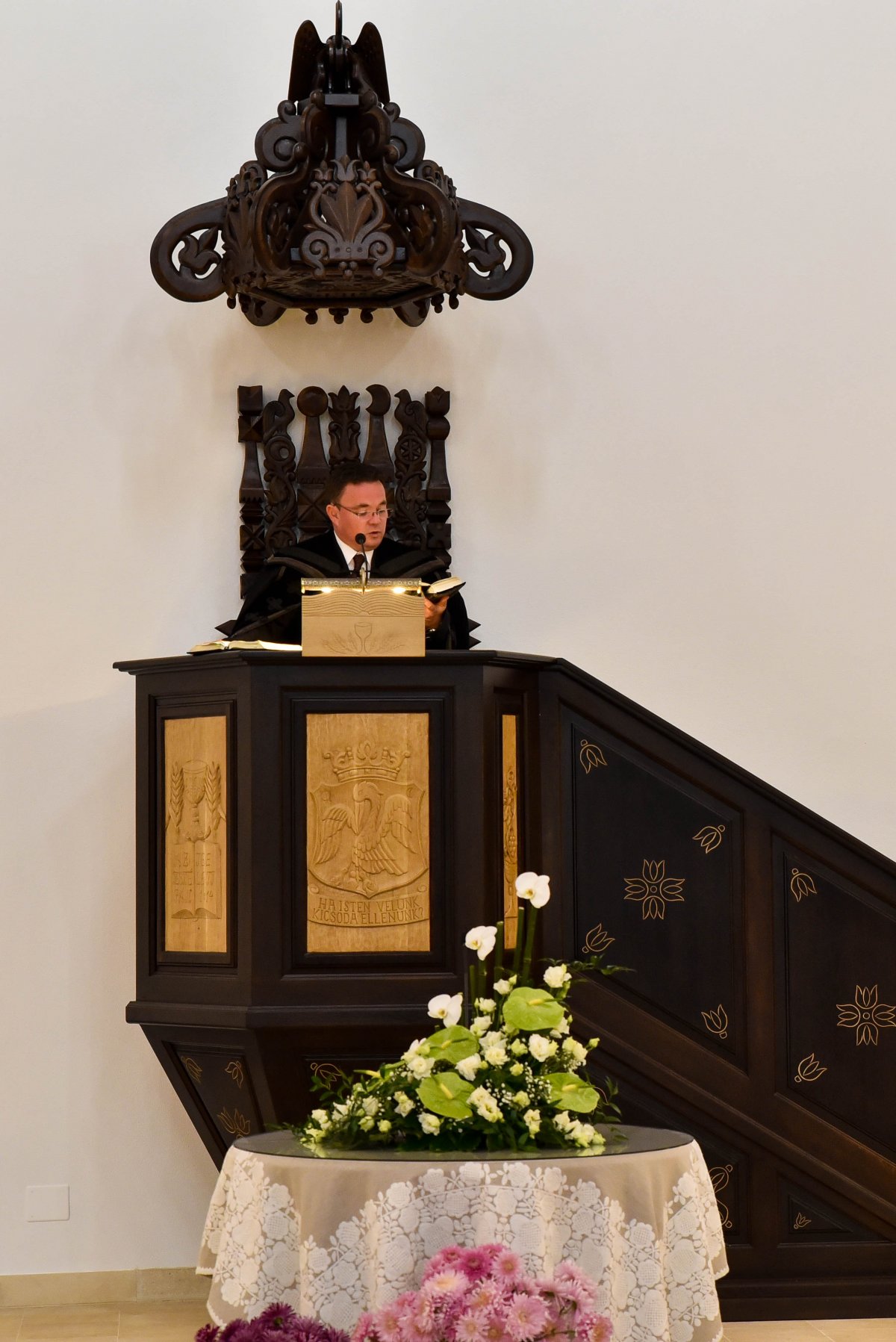 Kovács Tibor református lelkész vasárnaponként „telt ház” előtt prédikál •  Fotó: Mezőpaniti Református Egyházközség