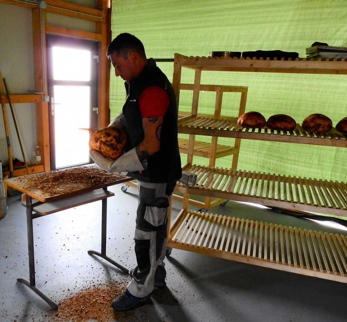 A kenyér héját sütés után leverik •  Fotó: Makkay József