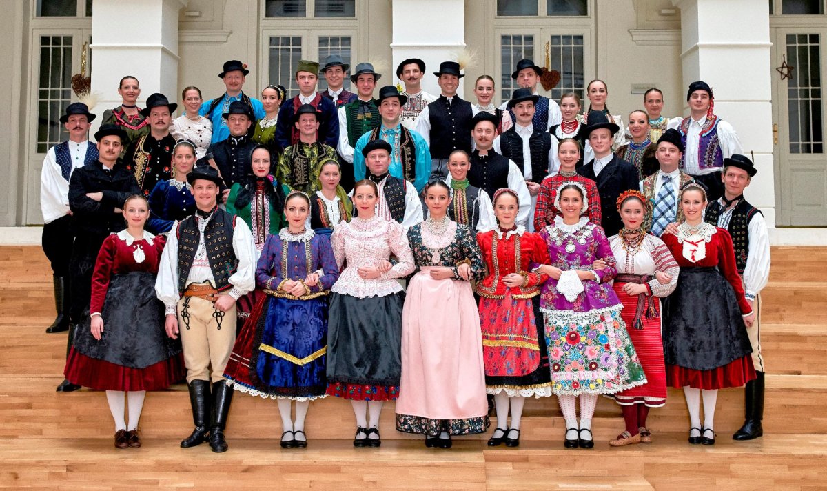 Csoportképen a Magyar Állami Népi Együttes tagjai • Fotó: Hagyományok Háza