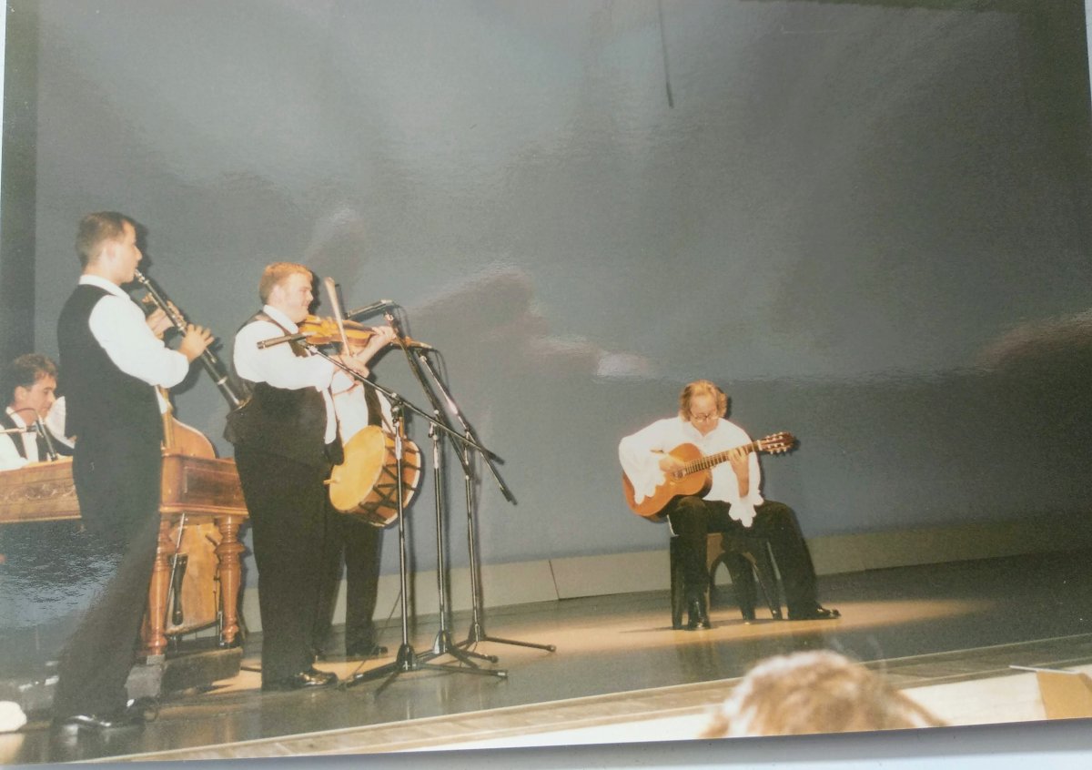 A népi együttes zenészei egy tokiói előadáson •  Fotó: Magyar Állami Népi Együttes/Archív