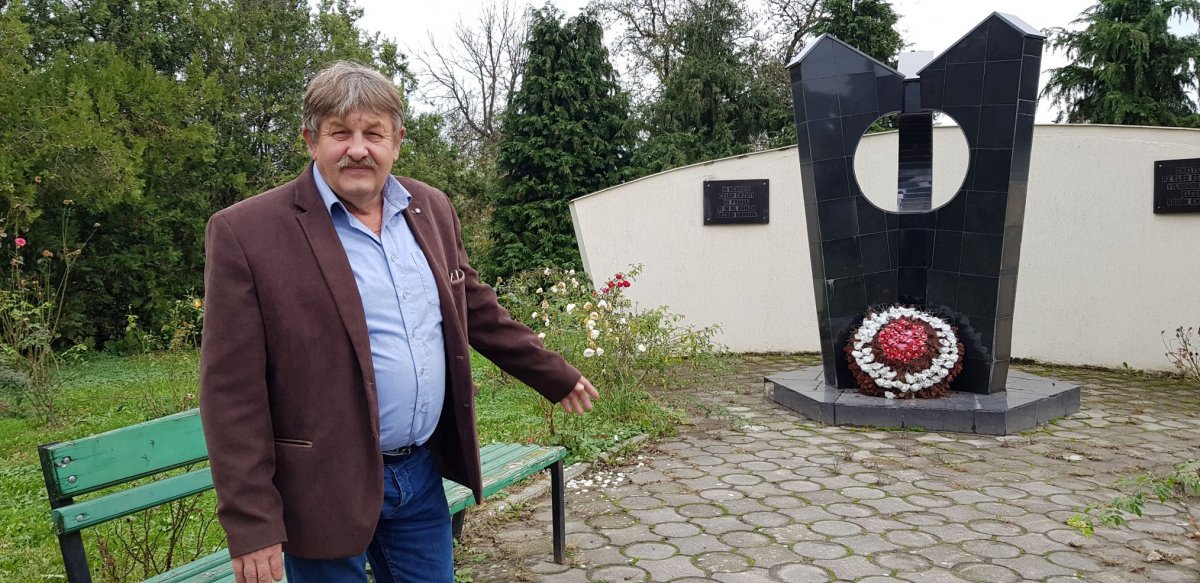 Majláth Gábor avasújvárosi polgármester a hősök emlékműve előtt •  Fotó: Szucher Ervin