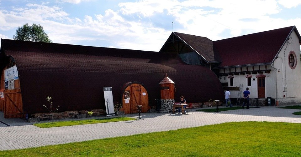 A kulturális programok helyszíne, a mikházi Csűrszínház •  Fotó: Hagyományok Háza