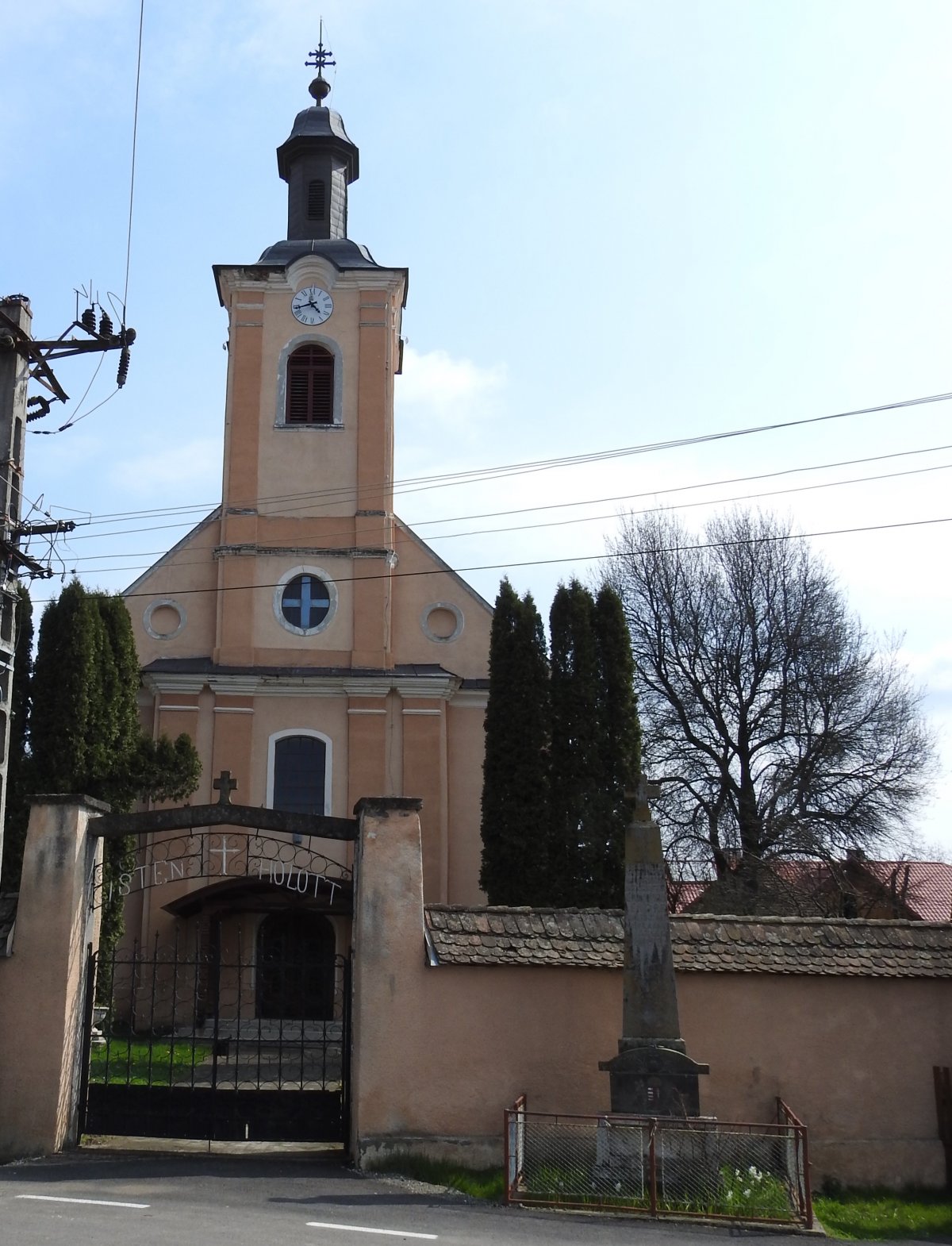 Elülnézetből a  nyárádremetei római katolikus templom •  Fotó: Makkay József