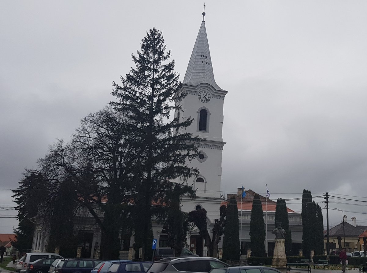 Nyárádszereda főtere. A közigazgatási minisztérium visszadobta a székely kisváros címertervezetét, mert a Bocskai-címerből átvett elemek jelenlétét kifogásolta •  Fotó: Makkay József
