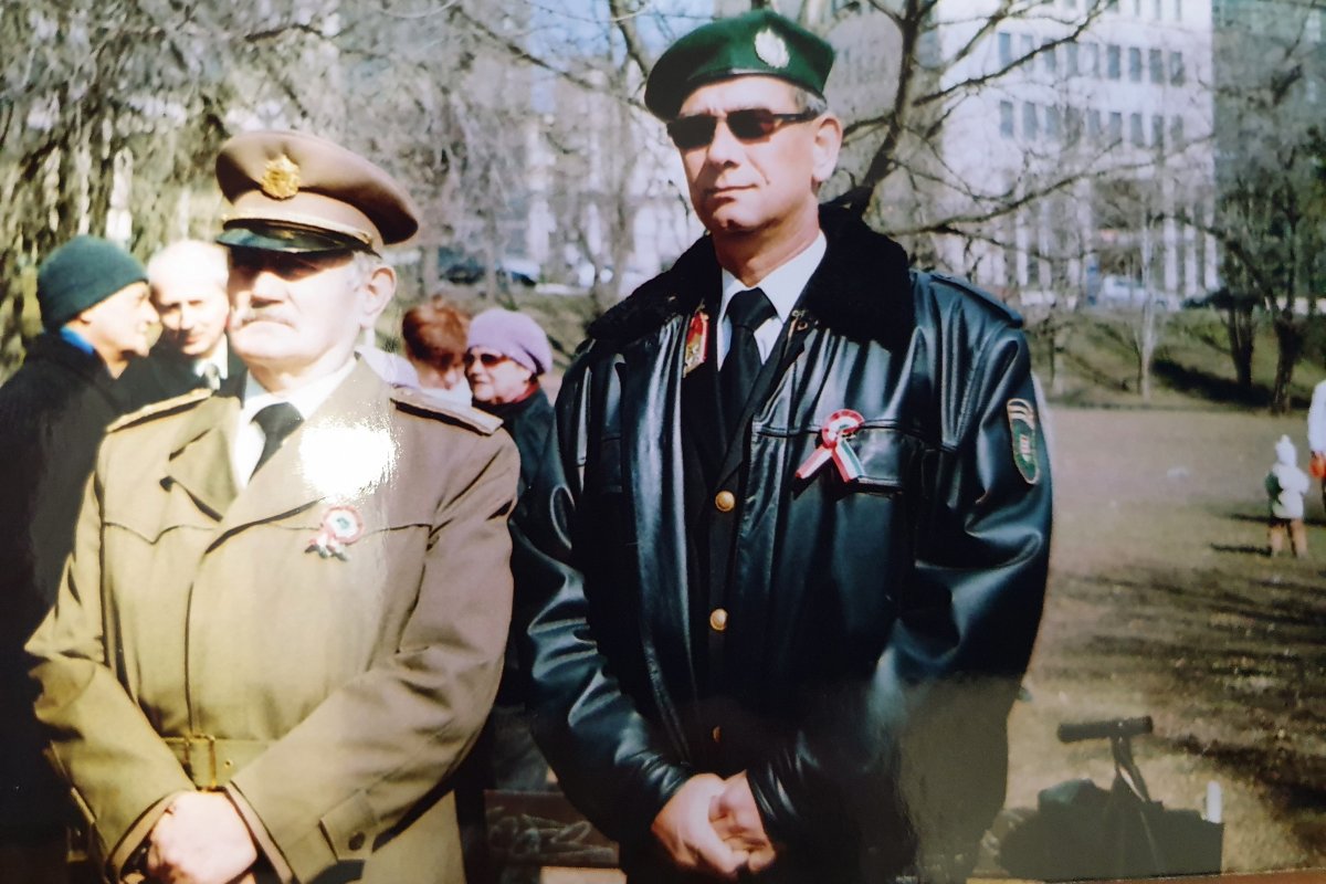 Rimer Gábor (jobbra) az 1956 Magyar Nemzetőrség egyenruhájában, ezredesként egy budapesti koszorúzáson a Kongresszusi Központnál, 2016. március 15-én • Fotó: Rimner Gábor magánarchívuma