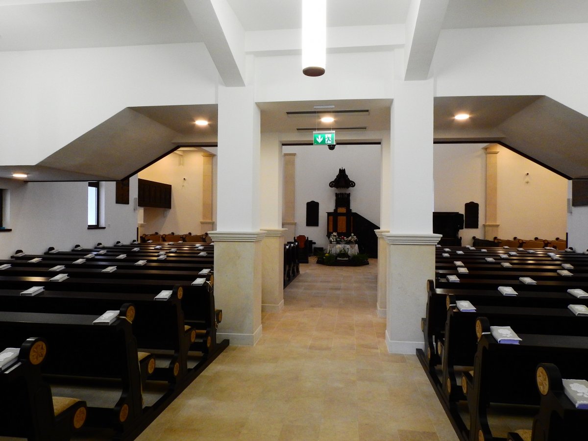 Szép kivitelezésű padsorok •  Fotó: Makkay József