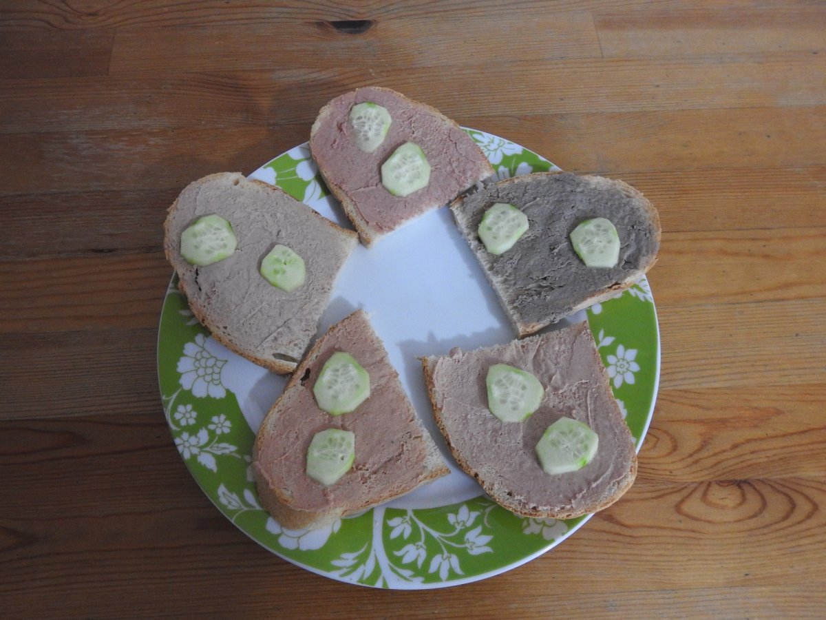 Kenyérre kenve reggeliként és tízóraiként is jó választás a májpástétom •  Fotó: Kisréti Zsombor