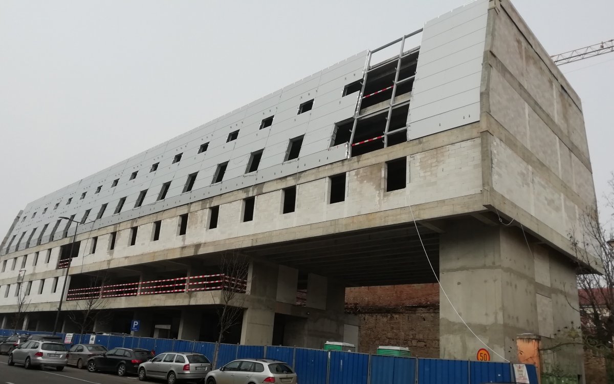 A „koporsó” déli ablakai a Házsongárdi temetőre néznek majd •  Fotó: Somogyi Botond