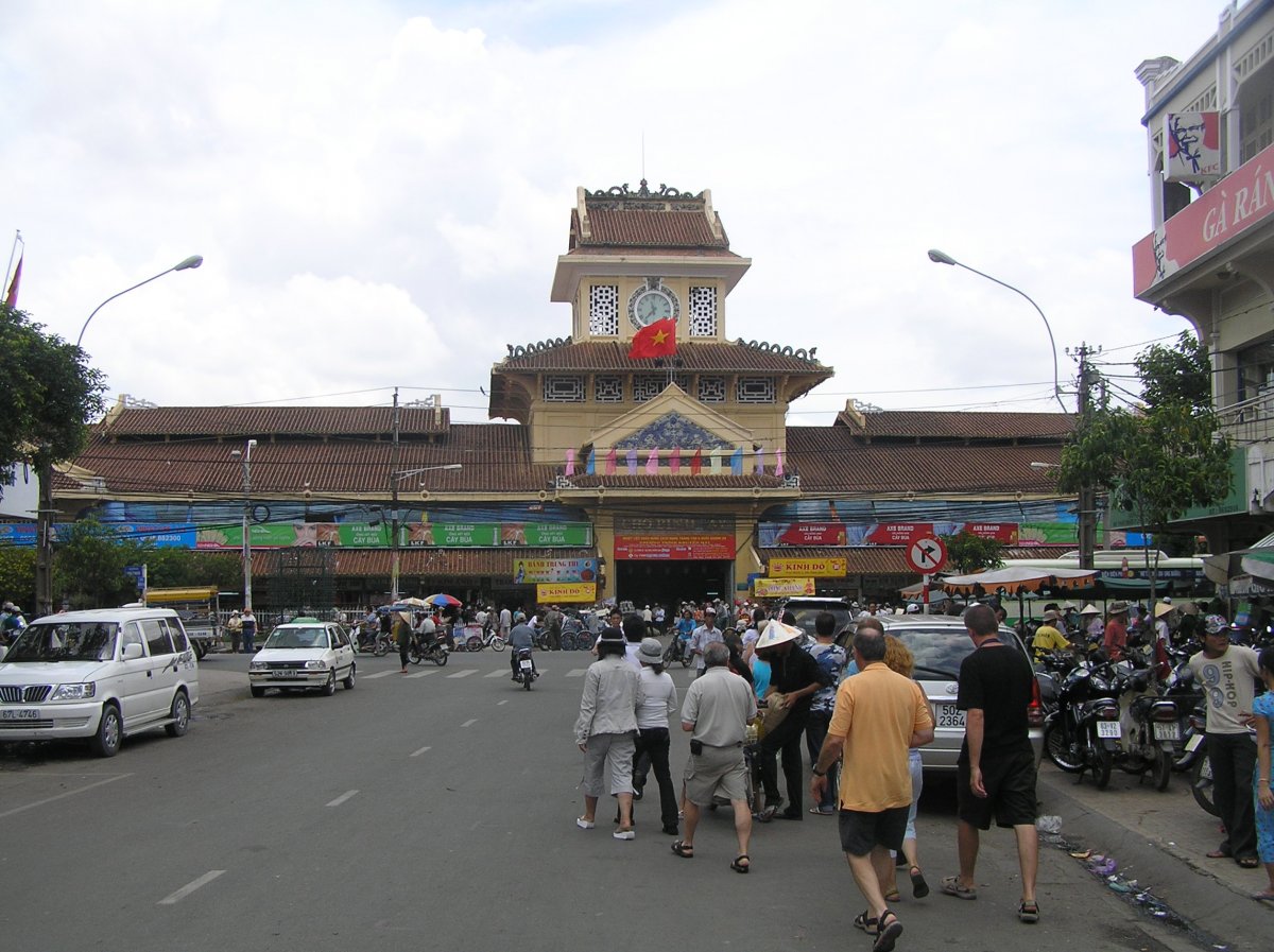 Piac Saigonban. A folyamatos nyüzsgés vonzza a turistákat •  Fotó: Csermák Zoltán