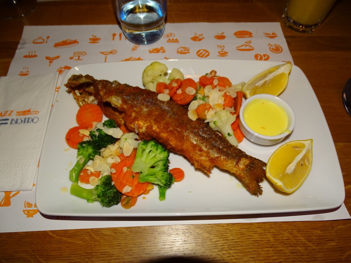 Egy helyi szólás-mondás szerint régen olyan szegénység volt errefelé, hogy a székelyek még a halat is megették! Halkínálat a kézdivásárhelyi étterem étlapján •  Fotó: Dorozsmai Endre