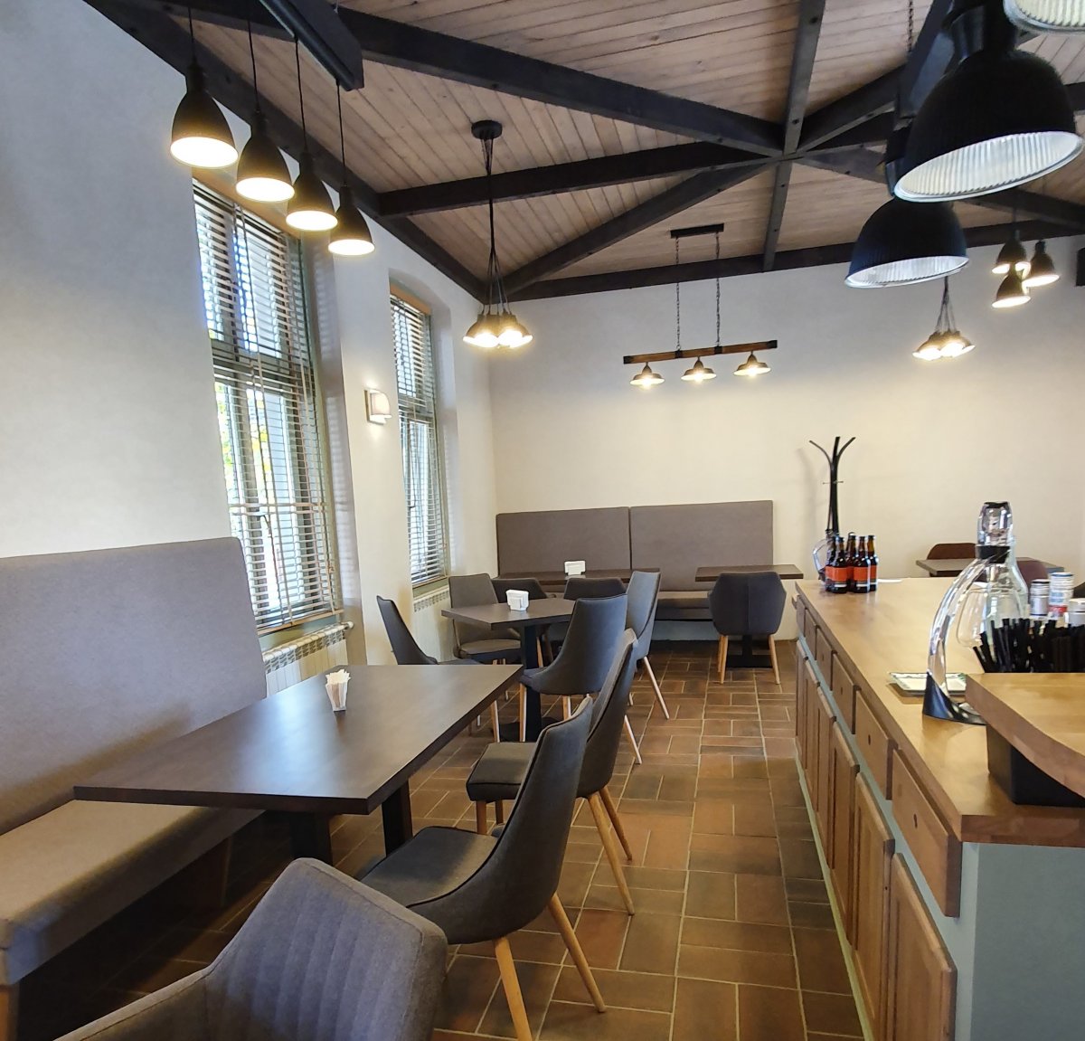 A cél az, hogy a vendégek ne azért ugorjanak be a Schwarzba, mert itt vannak Udvarhelyen, hanem azért legyenek Udvarhelyen, mert itt a Schwarz • Fotó: Facebook/Schwarz bisztró