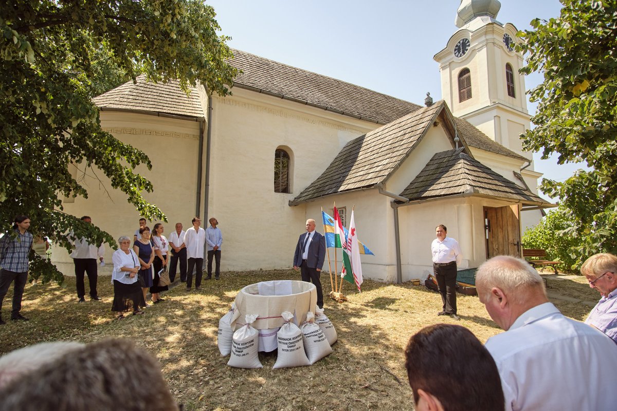 A búzaösszeöntésre a siteri Árpád-kori templom szomszédságában került sor •  Fotó: Sütő Éva