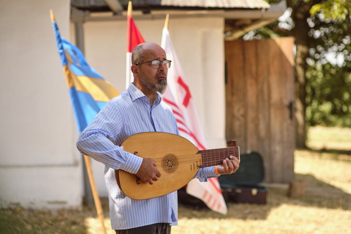 Róka Szabolcs lantművész és énekmondó előadása színesítette a siteri eseményt •  Fotó: Sütő Éva
